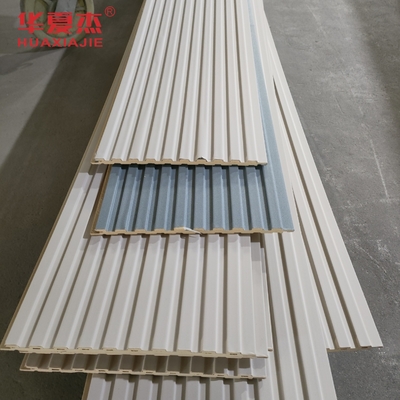 Bon prix Feuilles composées en plastique en bois de revêtement de mur de salle de bains, revêtement en plastique de décoration pour des plafonds en ligne