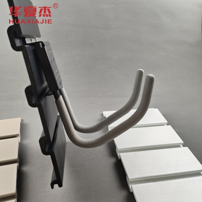 Bon prix Panneaux de mur gris de stockage de PVC composé en plastique en bois de SlatWall de 4 pouces en ligne