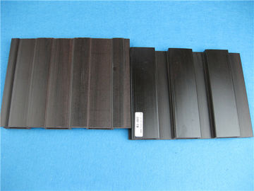 Bon prix UV protégez les profils d'extrusion de PVC/tuiles gris-foncé de mur pour la promenade en ligne