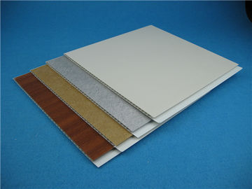 Bon prix Panneaux de revêtement adaptés aux besoins du client de mur de PVC de couleur pour la construction, entretien rapide en ligne