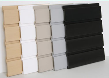 Bon prix 17g / Panneaux lavables de PVC Slatwall de cm, affichage de panneau de lamelle de PVC pour le garage en ligne