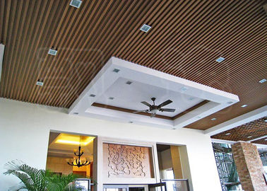 Bon prix Panneaux de plafond composés en plastique en bois suspendus pour le bureau/hôtel en ligne