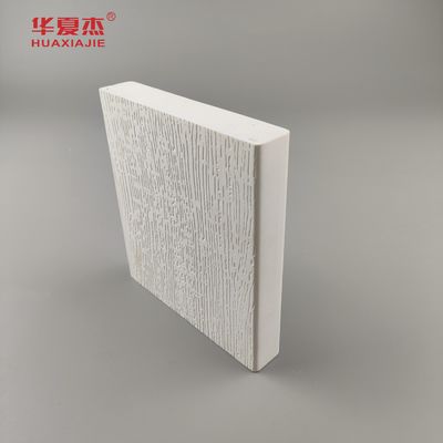 Bon prix Le bois de Fadeproof + l'extrusion de PVC profile haut résistant aux chocs extérieur lisse en ligne