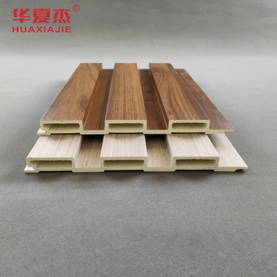 Bon prix Panneaux WPC imperméables pour la décoration d'hôtels, panneaux muraux cannelés WPC imitation bois laminé avec longueurs de 2,9 m / 3 m / personnalisées en ligne