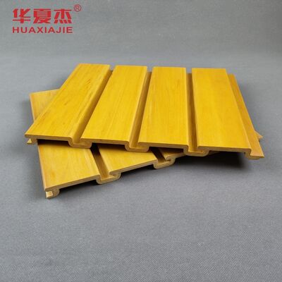 Bon prix Panneaux muraux en PVC à grain de bois avec surface lisse, offrant des murs d'exposition durables pour le commerce de détail et des solutions de rangement fonctionnelles en ligne