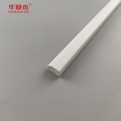 Bon prix Finition lisse moulure de garniture en PVC imperméable à l'eau avec une longueur personnalisée pour les applications intérieures en ligne