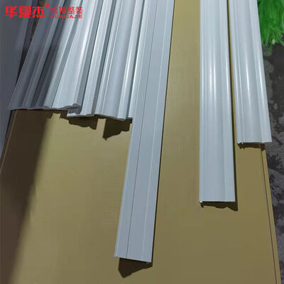 Qualité Panneaux de plafond en PVC faciles à installer, livrés en dimensions de 304 mm, 406 mm, 457 mm, blancs, motifs personnalisés en bois Usine