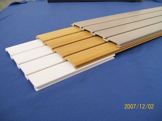 Qualité Unit Weight 1.7kg PVC Slatwall Boards Antiseptic Waterproof Anticorrosive Panels for Organizing Retail Displays and Storage Usine