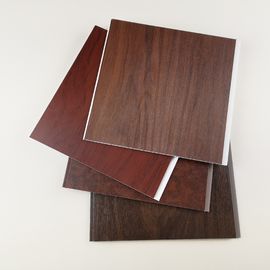 Bon prix Panneaux de mur en bois foncés de PVC de couleur, revêtement de mur de PVC pour l'hôtel ou maison en ligne