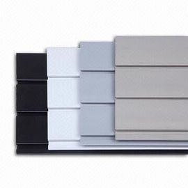 Bon prix Systèmes en plastique de PVC Slatwall de panneaux de mur intérieur pour l'article de sport en ligne