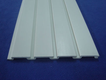 Bon prix PVC à extrémité élevé Slatwall de plastique lambrisse le stockage d'outil avec des crochets de mur de lamelle en ligne