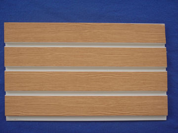 Bon prix Panneaux d'affichage cellulaires lisses de PVC Slatwall de grain en bois avec du temps de longue durée en ligne