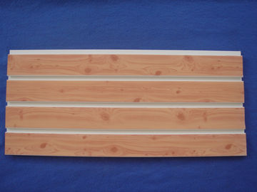 Bon prix Montage étanche à l'humidité de panneaux de PVC Slatwall de 4ft 8ft adapté aux besoins du client avec la surface en bois de grain en ligne