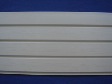 Bon prix Panneaux à lamelles de panneau de PVC Slatwall de plastique/blancs de mur pour le stockage de sous-sol en ligne