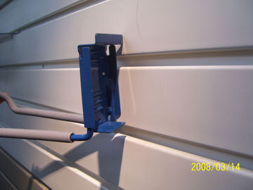 Bon prix Panier en plastique décoratif en métal d'affichage de magasin de panneau de Slatwall de garage de Wpc en ligne