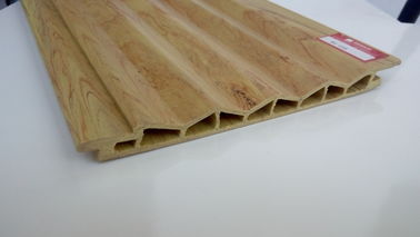 Bon prix Cannelez les panneaux de mur composés en plastique en bois de douche pour Decorate en ligne